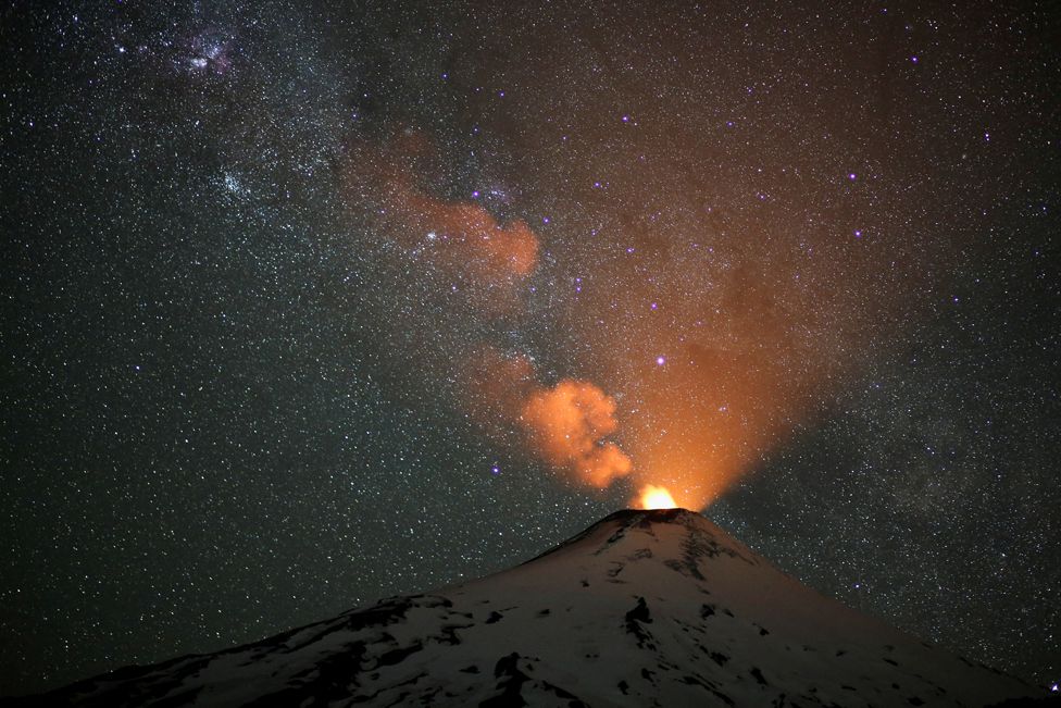 Shtyllat e tymit ngrihen nga vullkani Villarrica i mbuluar me borë, në Pucon, Kili. 7 dhjetor 2023.
