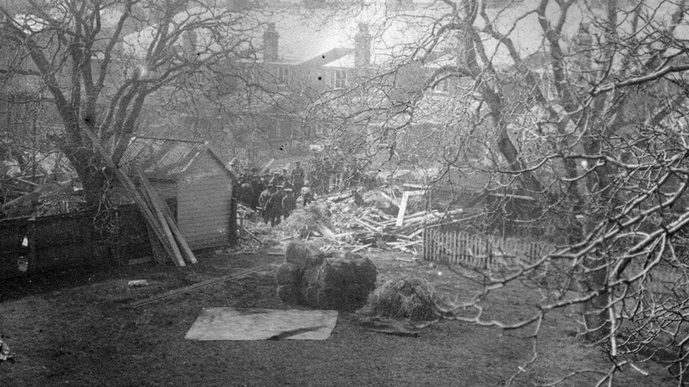 Bury St Edmunds Zeppelin terror raids remembered 100 years on - BBC News