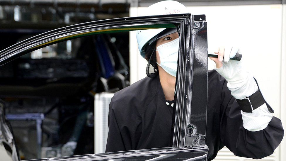 Рабочий на заводе Toyota в Такаоке в Японии.