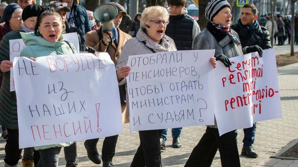Anhänger der politischen Partei Shor protestieren mit Plakaten mit den Aufschriften 'Stehlt nicht von unserer Rente', 'Wir fordern eine Rentenerhöhung', 'Den Rentnern weggenommen, den Anwälten gegeben' vor dem Parlamentsgebäude in Chisinau, Moldawien, 23. Februar 2023