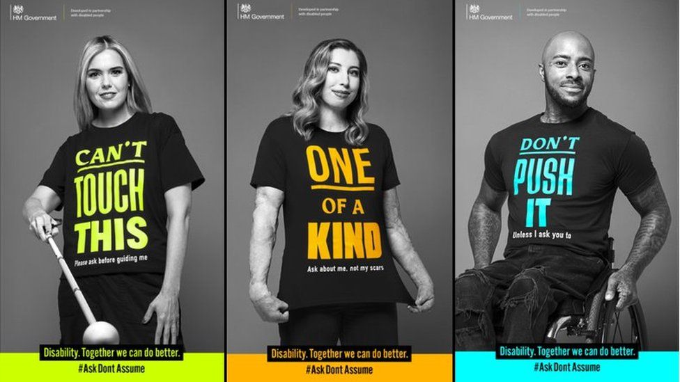 Три изображения из кампании «Спроси, не предполагай», на которых изображены две женщины и мужчина в инвалидной коляске в футболках с надписями: «Не могу прикоснуться к этому», «Единственный в своем роде» и «Не настаивайте». '