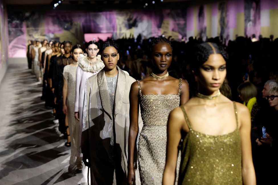 Модели представляют творения дизайнера Марии Грации Кьюри в рамках показа ее коллекции Haute Couture Spring/Summer 2023 для модного дома Dior в Париже, Франция, 23 января 2023 г.