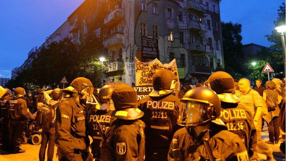 Police in front of leftist squat in Rigaer Strasse, Berlin (9 July)