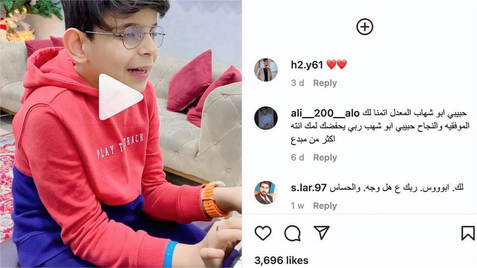Una captura de pantalla de la cuenta de Instagram de mamá Shaimaa que muestra a Mohammed tocando el piano