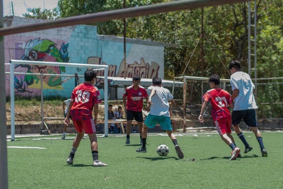 Duas equipes juvenis jogam no campo local em La Campanera