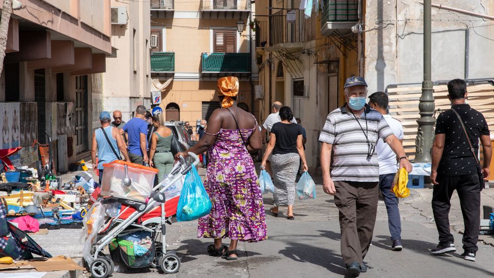 Люди на улице Палермо, Сицилия, Италия