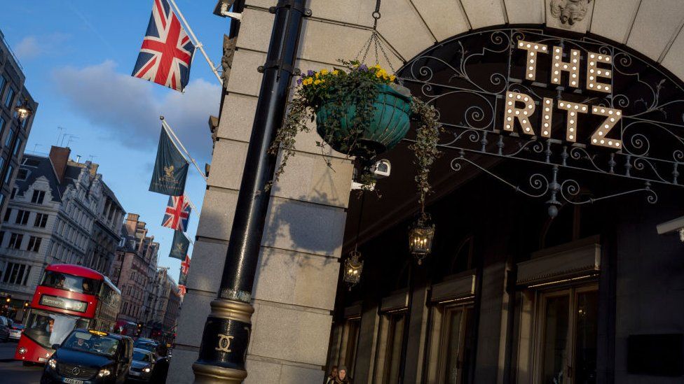 The Ritz London applicant told 'Afro-style' hair was banned - BBC News