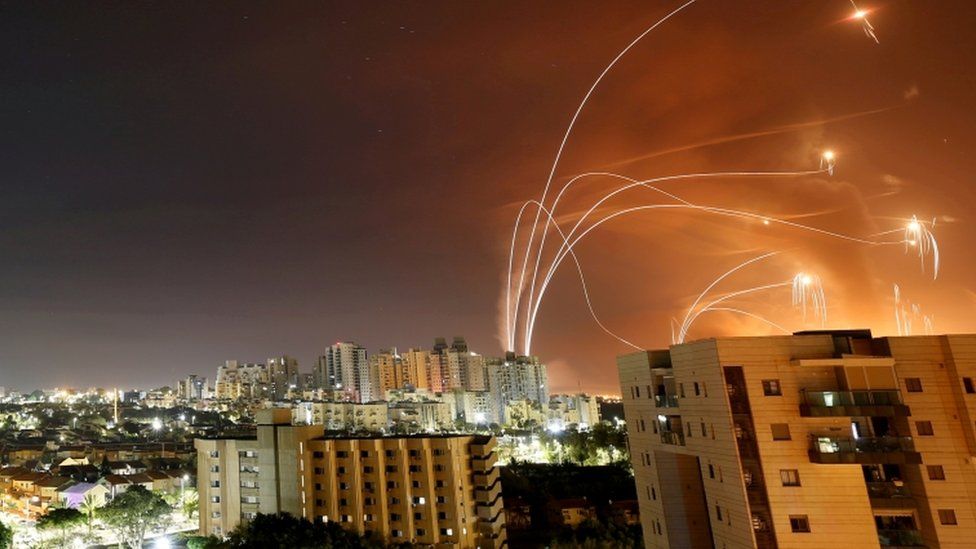 Полосы света видны, когда израильская противоракетная система "Железный купол" перехватывает ракеты, запущенные из сектора Газа
