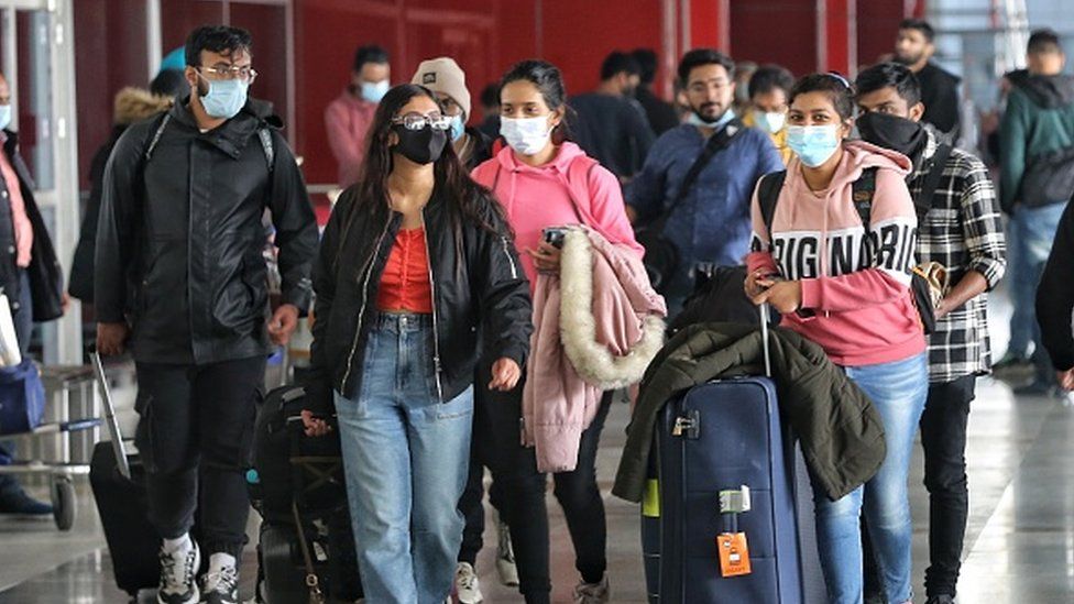 Индийские студенты, эвакуированные из Украины, прибывают в аэропорт Дели 4 марта 2022 г.