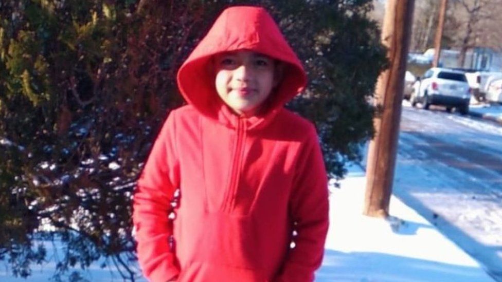 Кристиан Пинеда в красной толстовке на снегу
