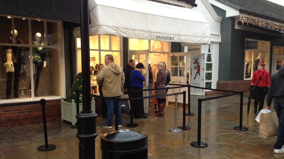 Black Friday Bicester Village queues 'surprisingly short' BBC News