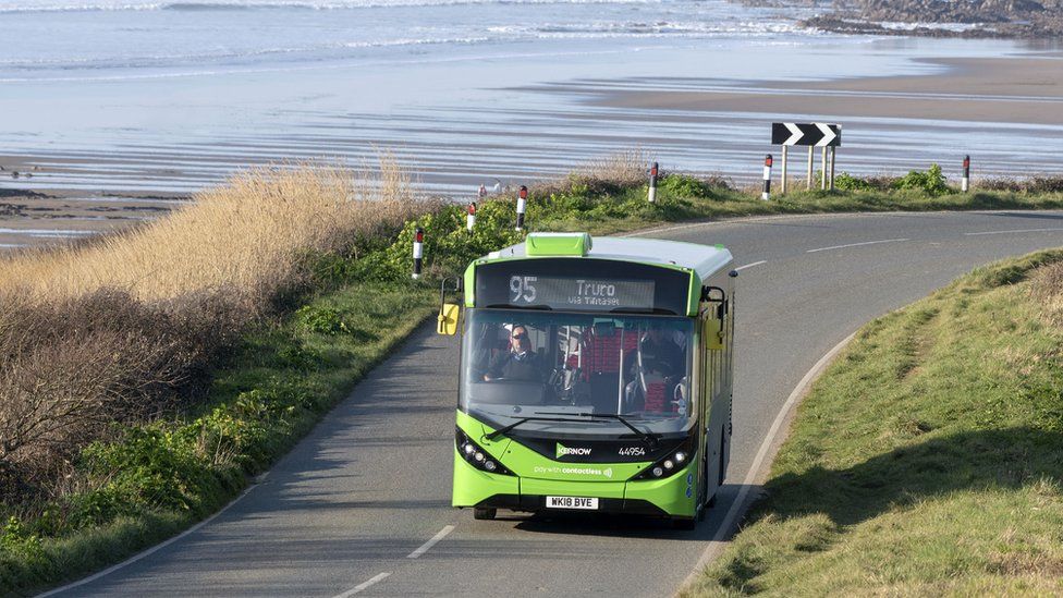 Автобус возле побережья