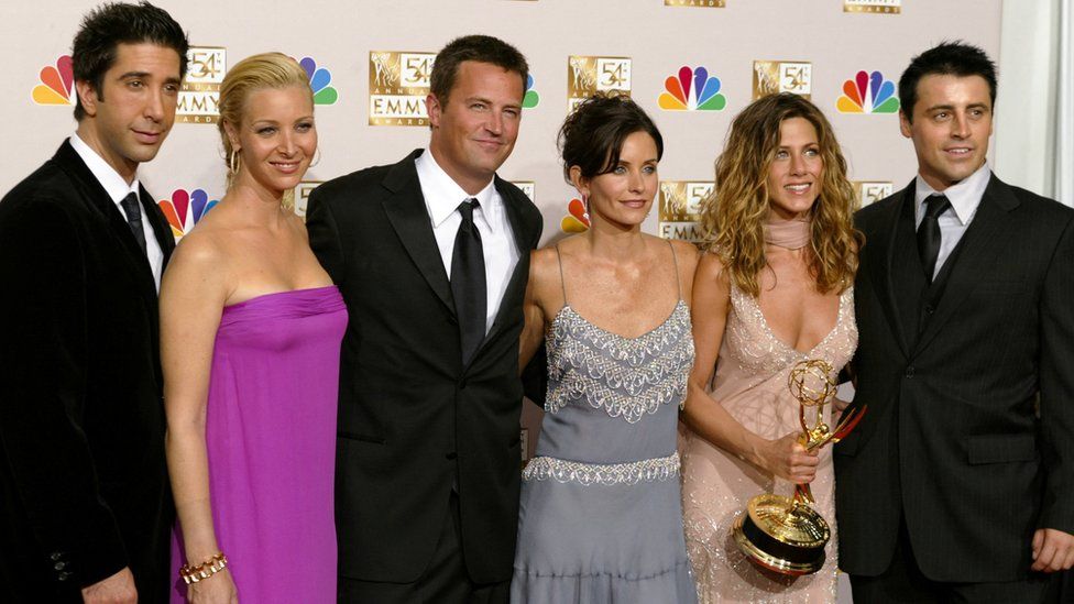 David Schwimmer, Lisa Kudrow, Matthew Perry, Courteney Cox Arquette, Jennifer Aniston and Matt LeBlanc of "Friends", appear in the photo room at the 54th annual Emmy Awards in Los Angeles, U.S., 22 September 2002