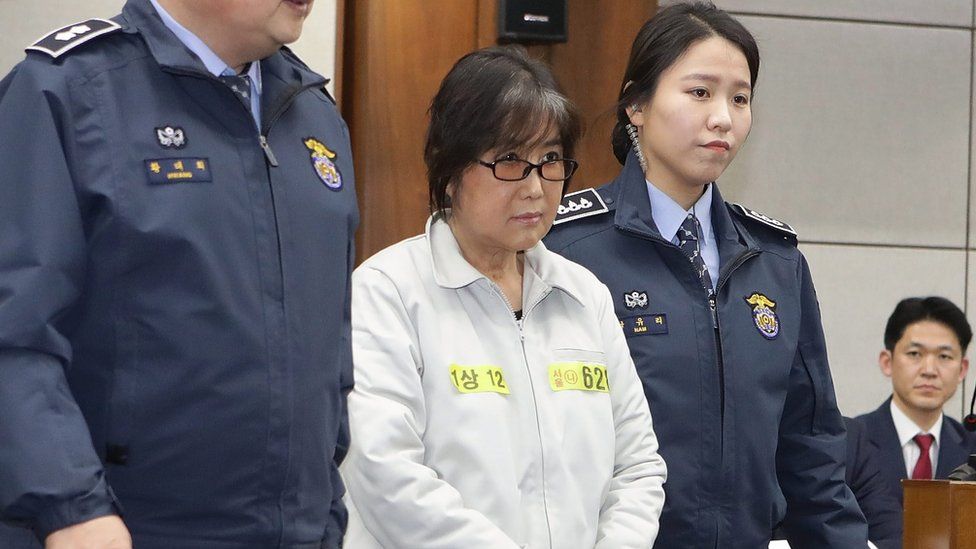 Choi Soon-Sil, flanked by security officers, in court, 5 January 2017.