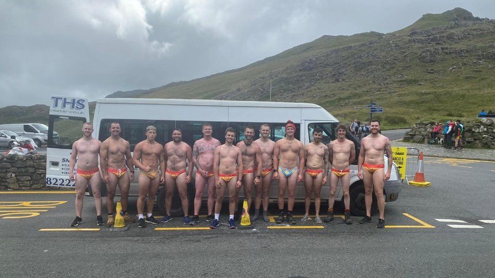 Dursley Rugby Players Honour Club Legend Ross Reeves Bbc News