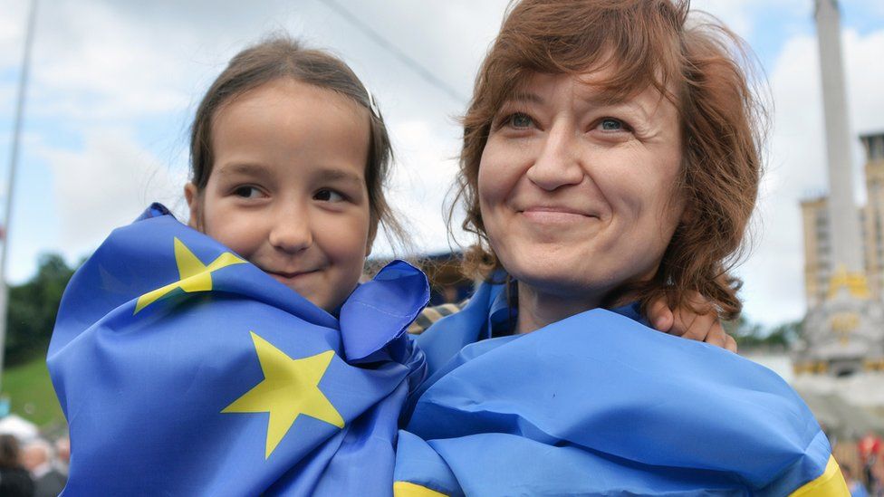 Mother and child wearing EU and Ukraine flags in Kiev (file pic)