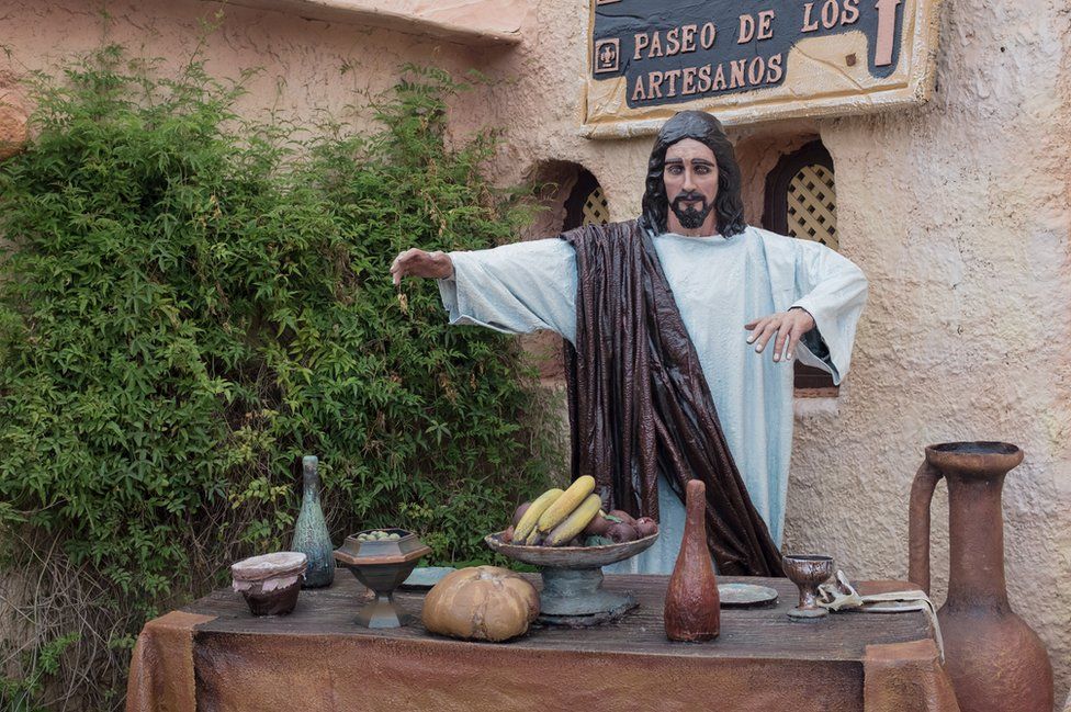 A statue of Jesus turning bread into wine