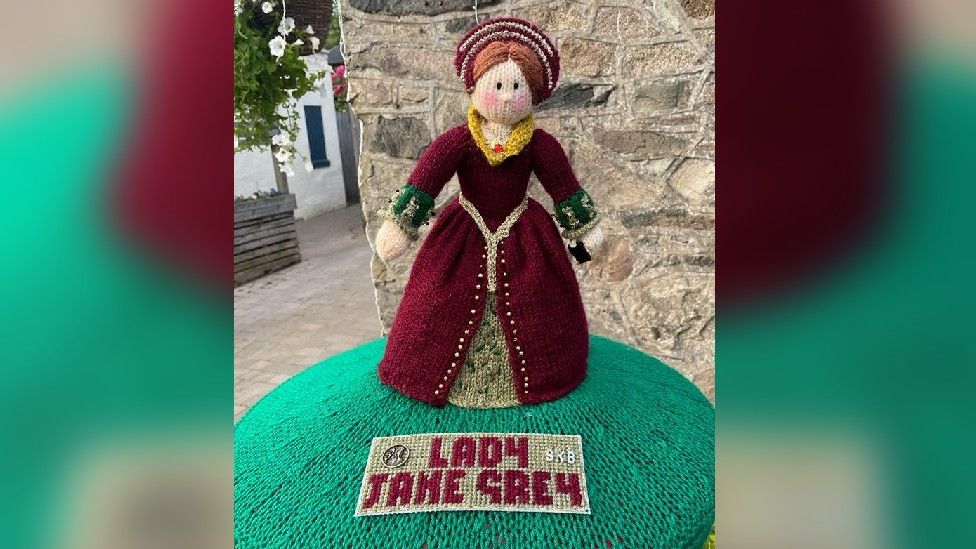 Lady Jane Grey postbox topper