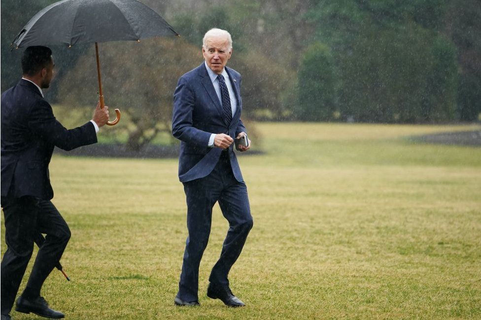 Джо Байден бегает по лужайке перед Белым домом после возвращения с ежегодного медицинского осмотра в феврале