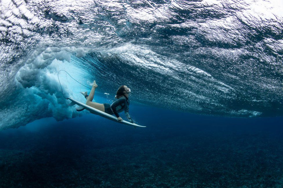 Surferja australiane Olivia Ottaway zhytet nën një valë më 19 gusht 2023 në Teahupo'o, Polinezia Franceze.