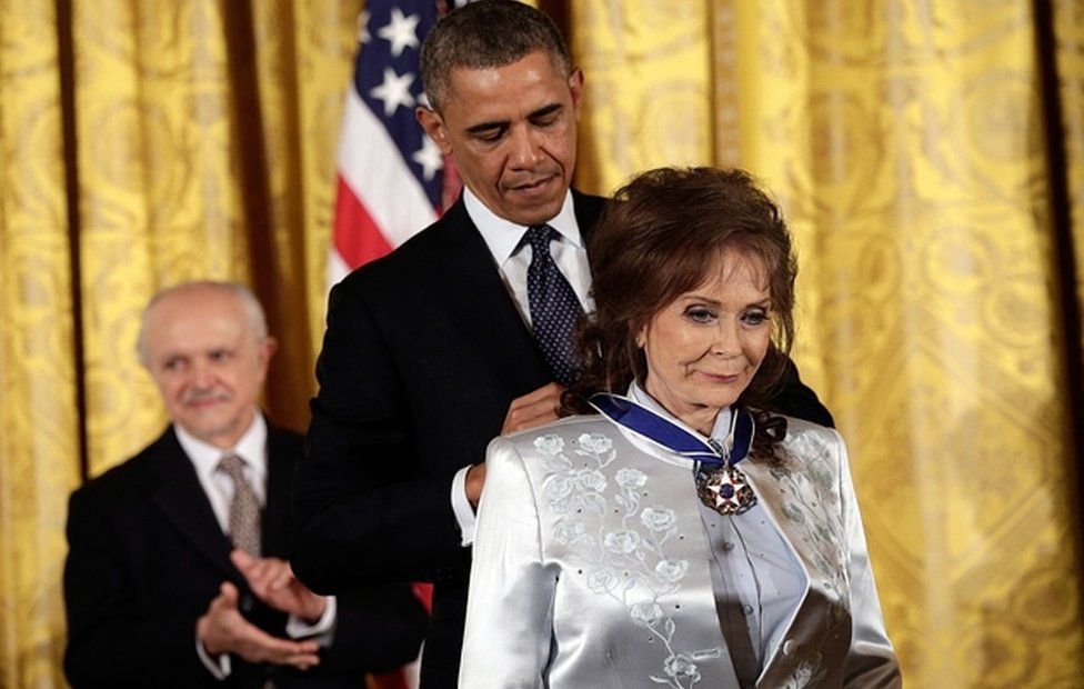 Loretta Lynn receives the Presidential Medal of Freedom in 2013