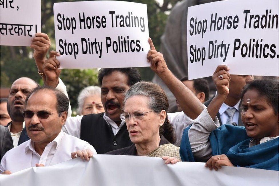Депутаты Конгресса Индии, в том числе их президент Соня Ганди (в центре), протестуют против Бхаратия Джаната (БДП) в здании парламента в Нью-Дели, Индия, 25 ноября 2019 г.