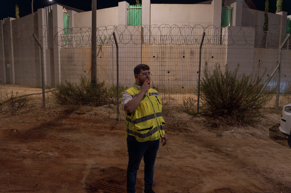 Франкель выбегает покурить за стены военной базы, где обрабатываются тела