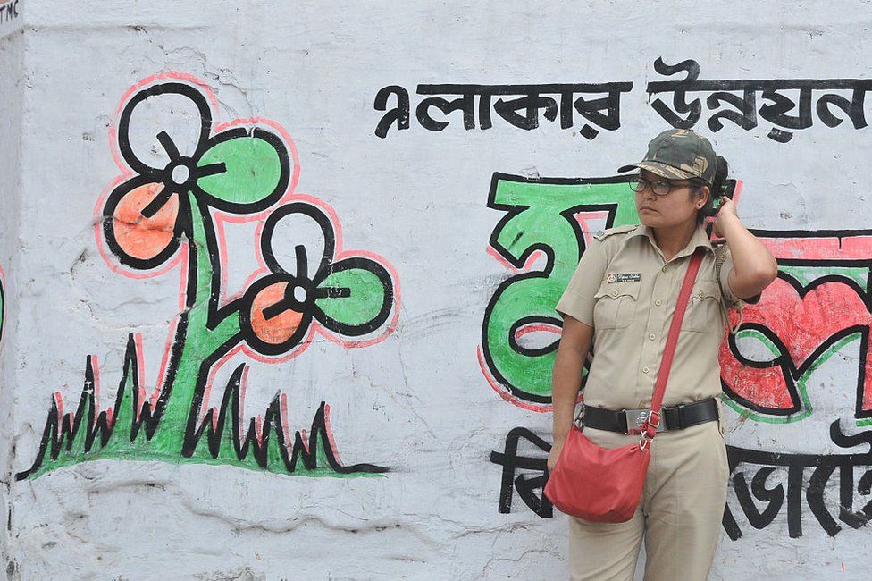 An Indian policewoman on election duty