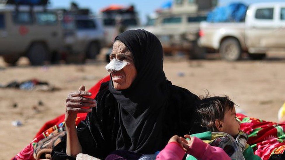 A woman and toddlers in Baghuz