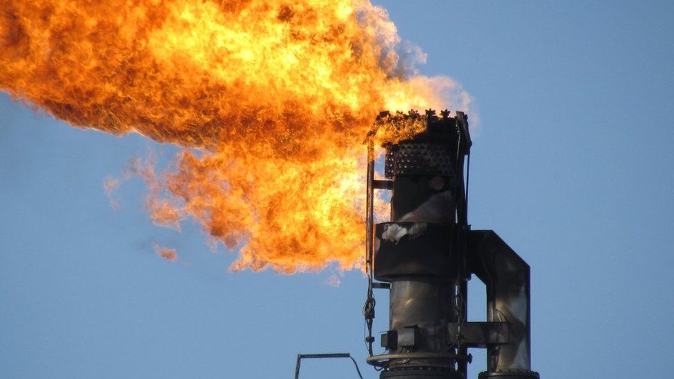 Факел на нефтяном месторождении