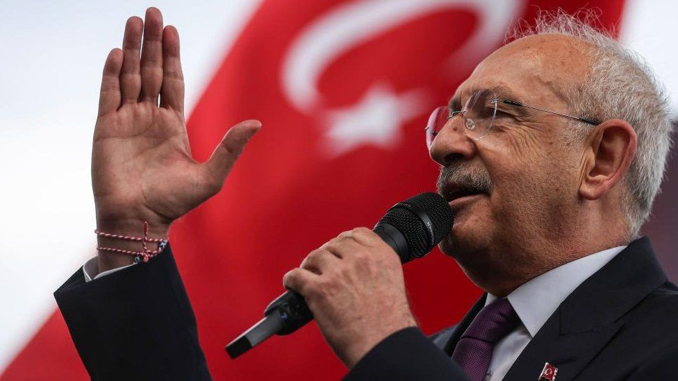 Кемаль Киличдароглу, лидер оппозиционной Народно-республиканской партии (CHP), выступает на публичном мероприятии в Стамбуле, Турция, 26 марта 2023 г.