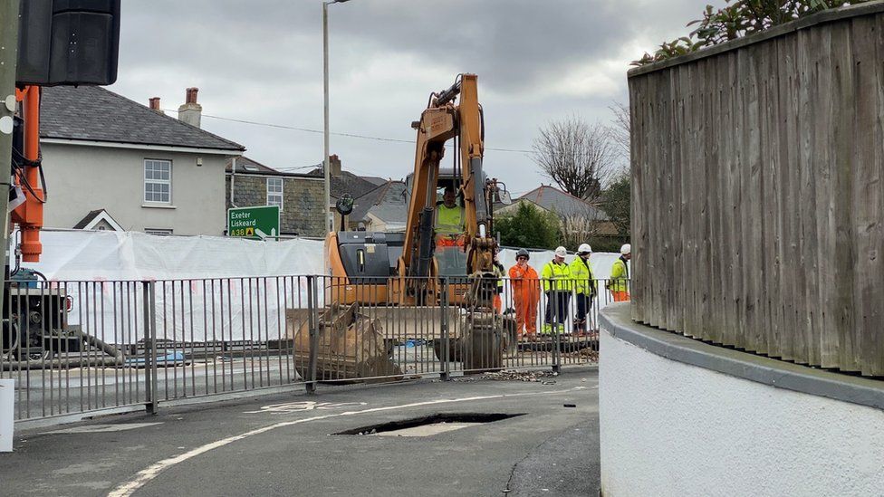 Burst water main closes A386 in Plymouth BBC News