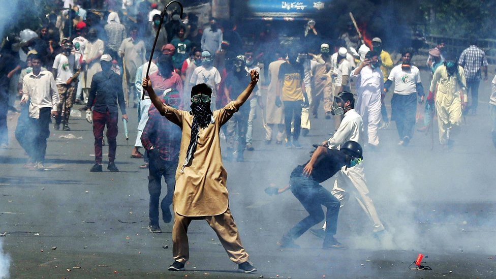 Сторонники Имрана Хана проводят митинг 10 мая 2023 года в Лахоре, Пакистан