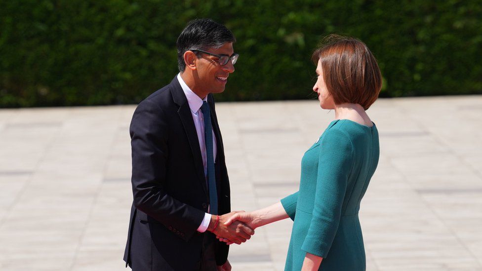 Moldovan President Maia Sandu welcomes Rishi Sunak to a European Political Community summit