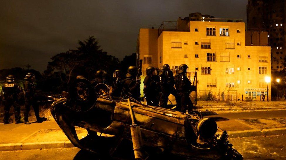 Französische Polizei steht in Position während Zusammenstößen in Nanterre, Vorort von Paris, Frankreich, 30. Juni 2023
