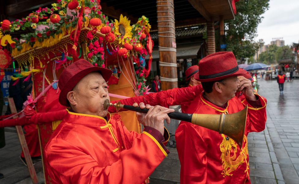 China celebrates colourful Lantern Festival - BBC News