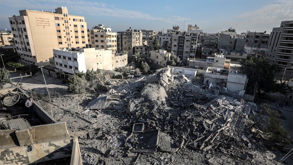 Palestinians inspect remains of Hamas interior ministry building in Gaza City destroyed in Israeli air strike (13 November 2018)