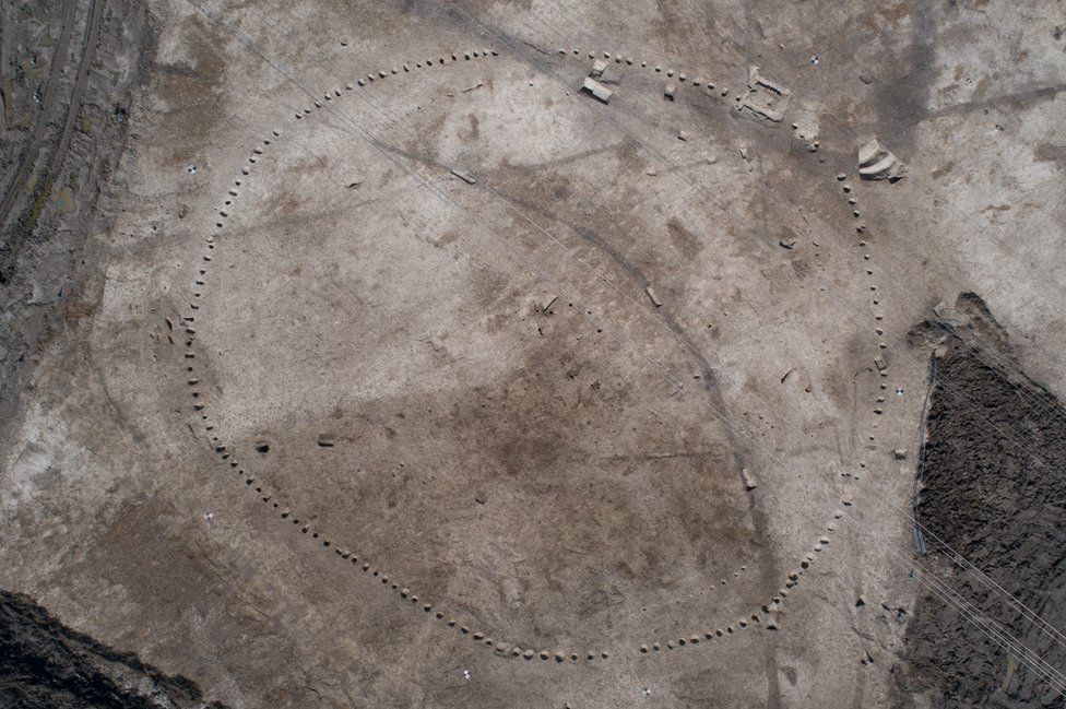 More evidence of this being site being of ritual importance was the discovery of this Neolithic wooden circle, which is between 4,000 to 5,000 years old