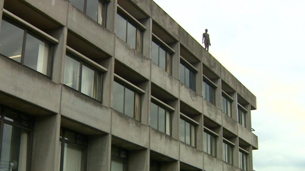 Gormley's sculpture unnerves students