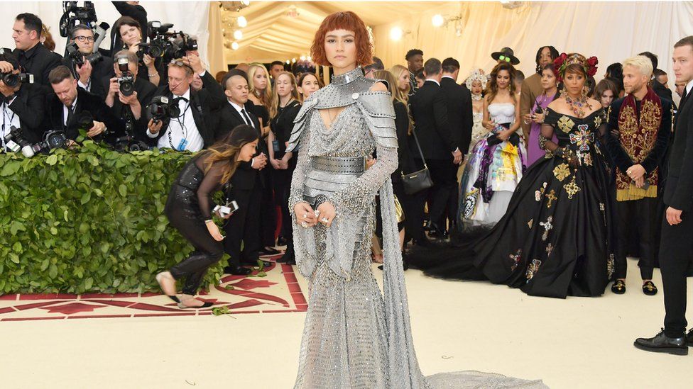 Зендая в рыцарском образе на 2018 Met Gala, 7 мая 2018 года, Нью-Йорк