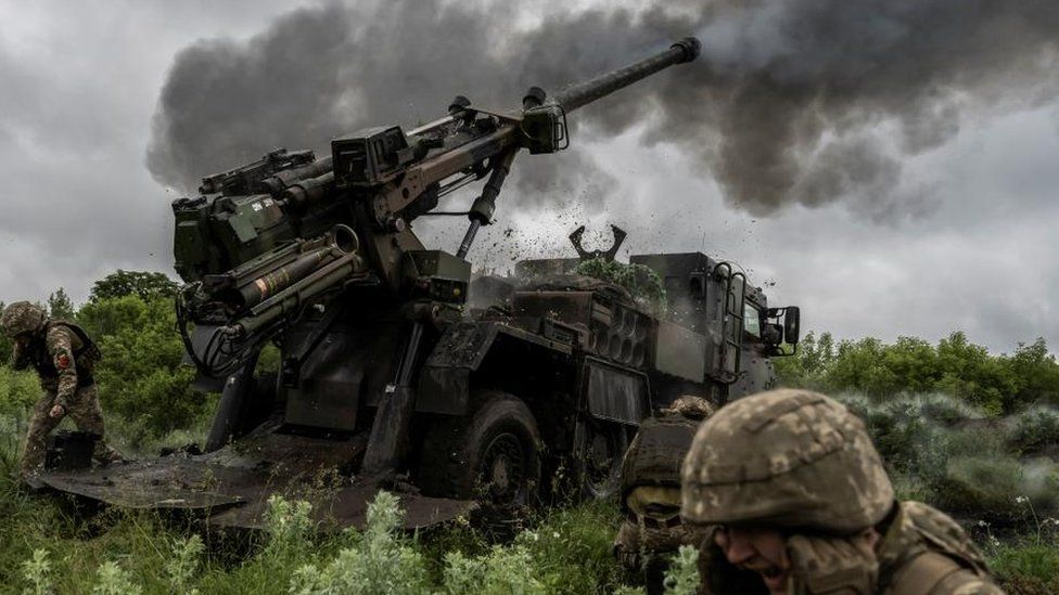Ukrainian soldiers firing artillery