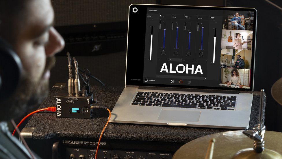 Musicians playing together over Aloha