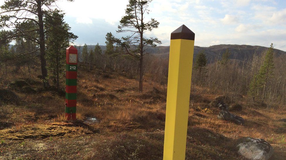 Markers on the border between Norway and Russia