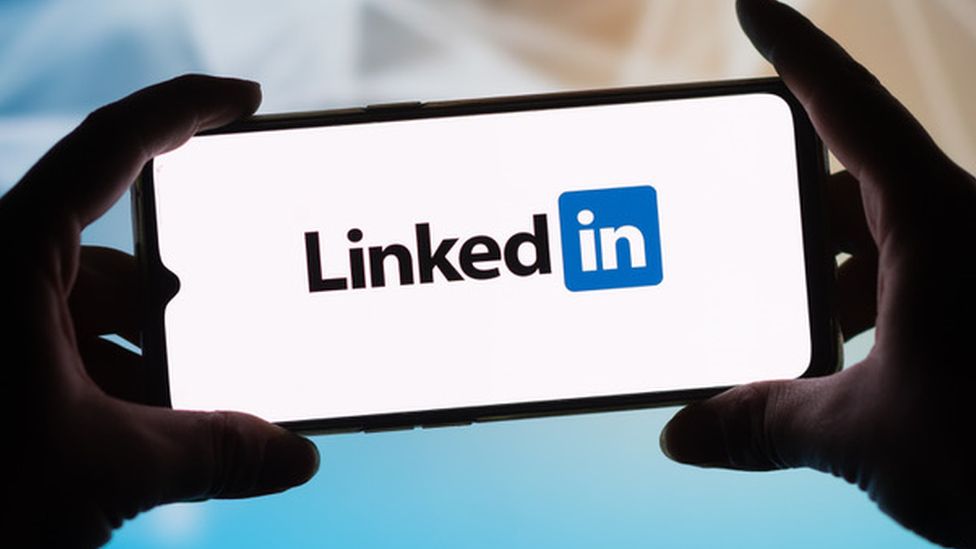 Логотип LinkedIn на телефоне