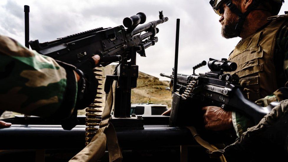 Солдаты стоят на страже во время визита Генерального штаба вооруженных сил в лагерь Коммандо, Афганистан