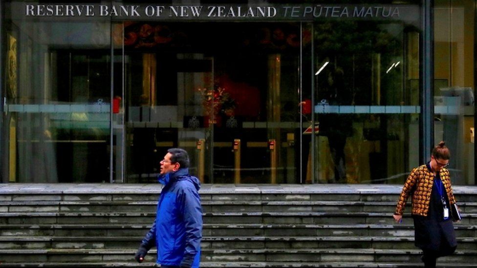 Люди за пределами Резервного банка Новой Зеландии в Веллингтоне.
