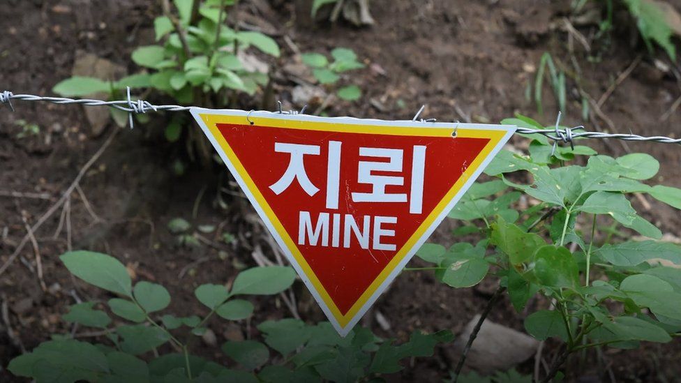 Aviso de minas terrestres en Yanggu, país limítrofe con la DMZ