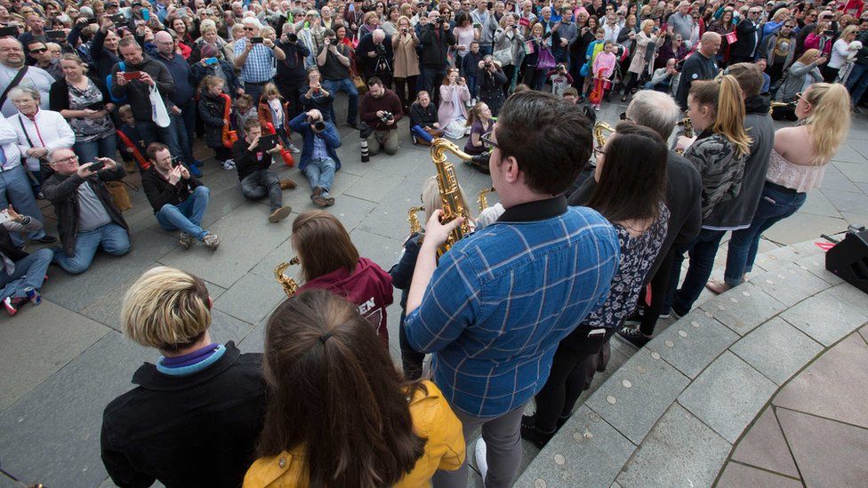Paisley hosts Gerry Rafferty saxophone tribute BBC News