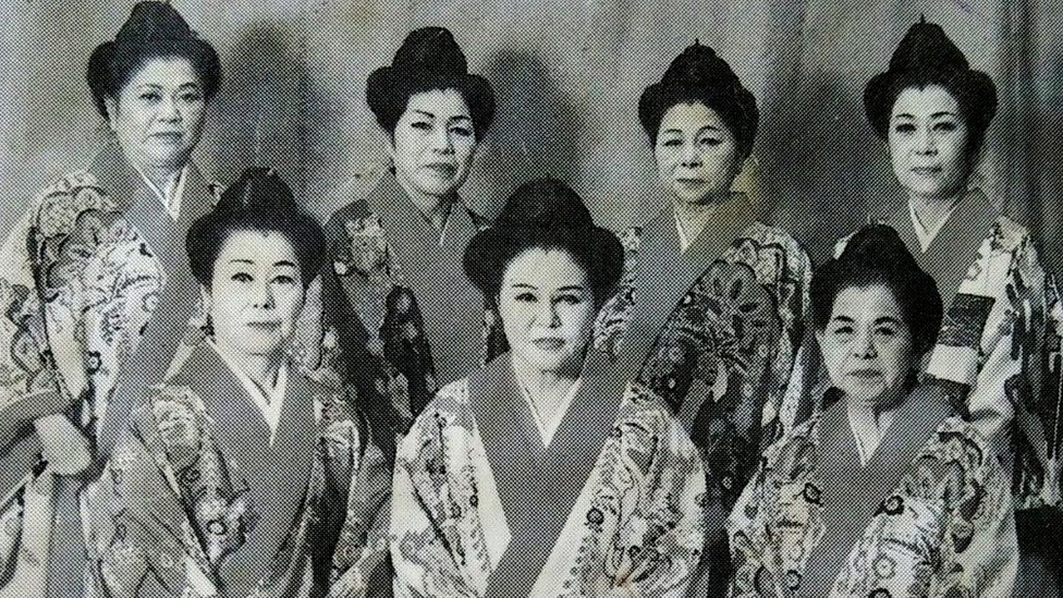 Yoko Gushiken (no alto, à direita) com seu grupo de professoras de dança