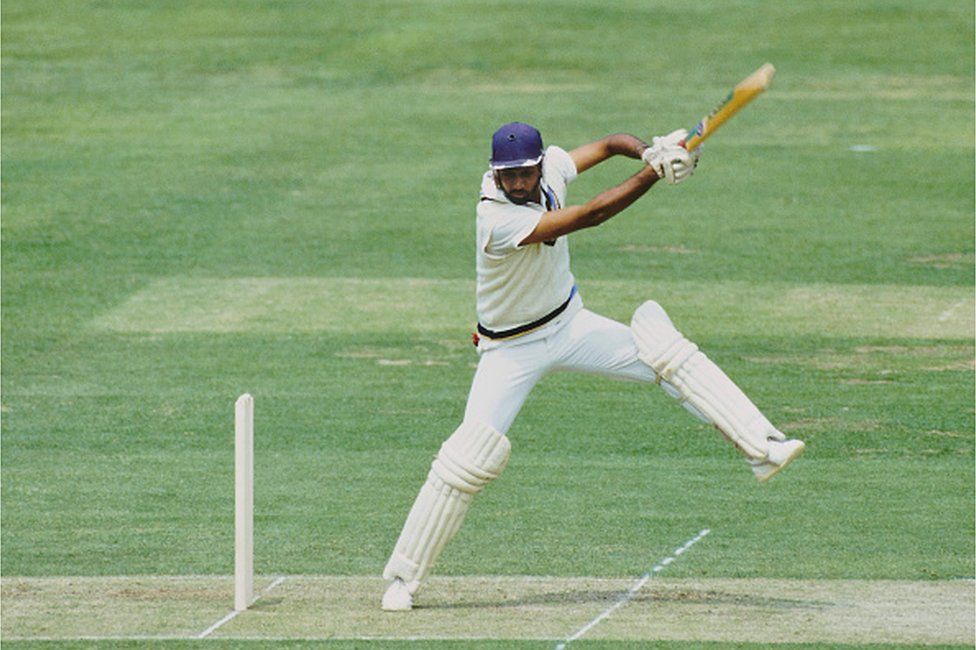 Игрок матча из Индии Мохиндер Амарнат делает бросок с задней ноги, чтобы набрать очки во время его 26 подач во время финального матча чемпионата мира по крикету 1983 года между Индией и Вест-Индией в Лордсе 25 июня 1983 года в Лондоне, Англия.